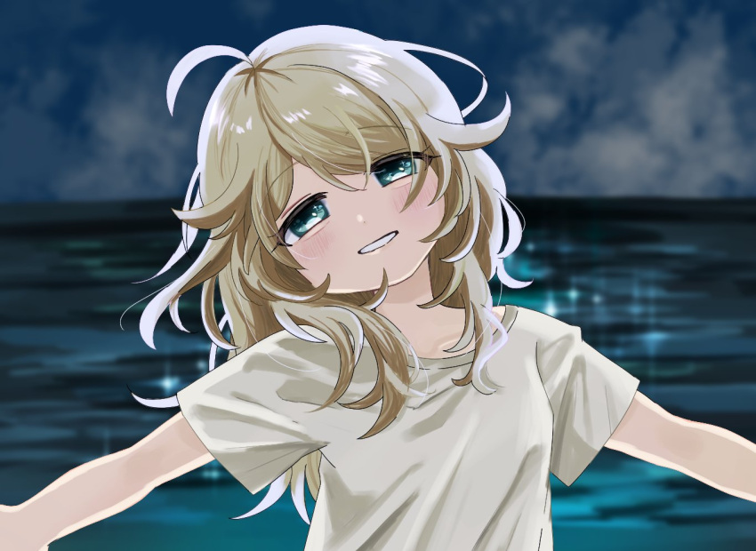 1girl ahoge blonde_hair blush cloud h2omizu_2 head_tilt horizon idolmaster idolmaster_cinderella_girls medium_hair ocean outstretched_arms parted_lips shirt sky smile solo spread_arms t-shirt upper_body wavy_hair yusa_kozue