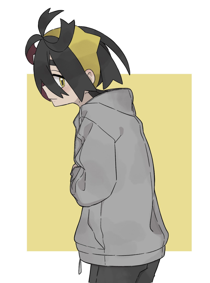 1boy black_hair closed_mouth from_side grey_hoodie hairband highres hood hood_down hoodie kieran_(pokemon) long_sleeves male_focus mole mole_on_neck multicolored_hair pokemon pokemon_sv profile red_hair simple_background solo two-tone_background wayapokesgr yellow_eyes yellow_hairband