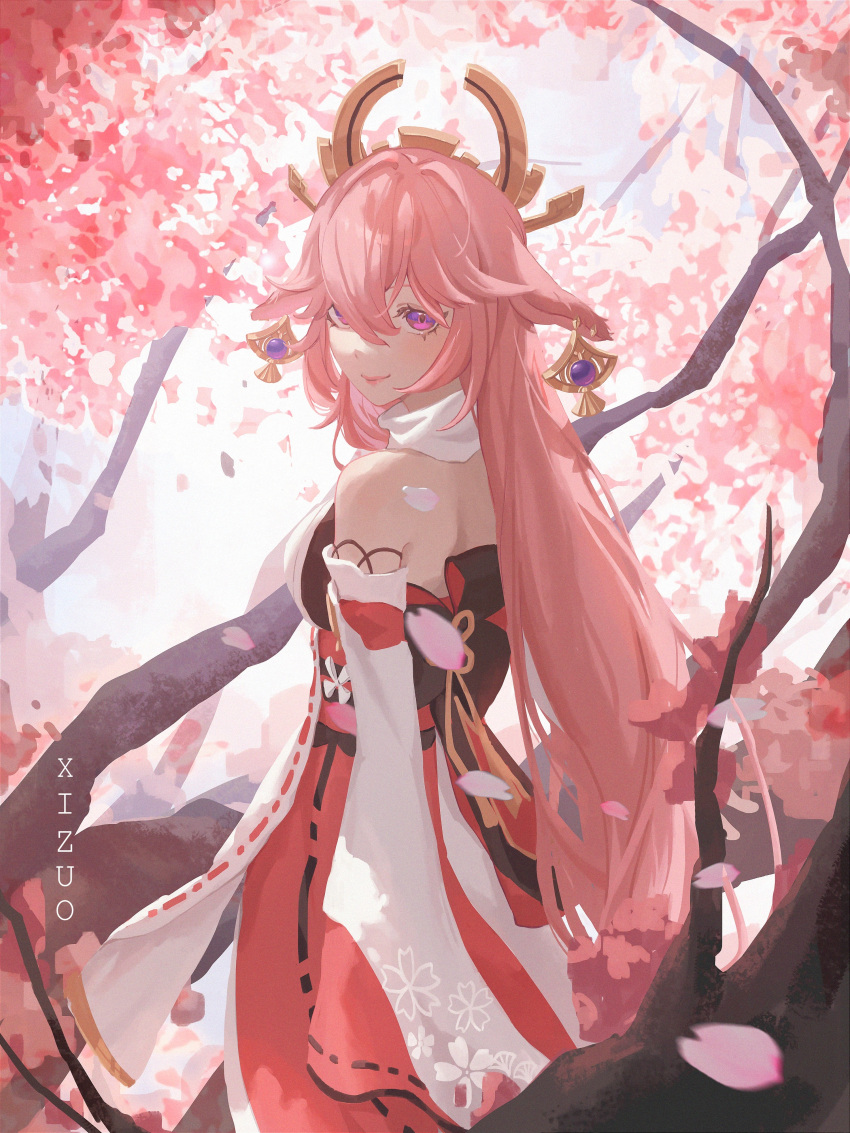 1girl absurdres animal_ears artist_name back_bow bare_shoulders bow cherry_blossoms cowboy_shot day detached_sleeves earrings falling_petals floral_print fox_ears from_behind genshin_impact hair_between_eyes hair_intakes hair_over_one_eye headpiece highres jewelry long_hair looking_at_viewer looking_back nontraditional_miko outdoors petals pink_hair red_skirt shirt shoulder_blades skirt slit_pupils smile solo tree turtleneck turtleneck_shirt white_shirt wide_sleeves xizuo yae_miko