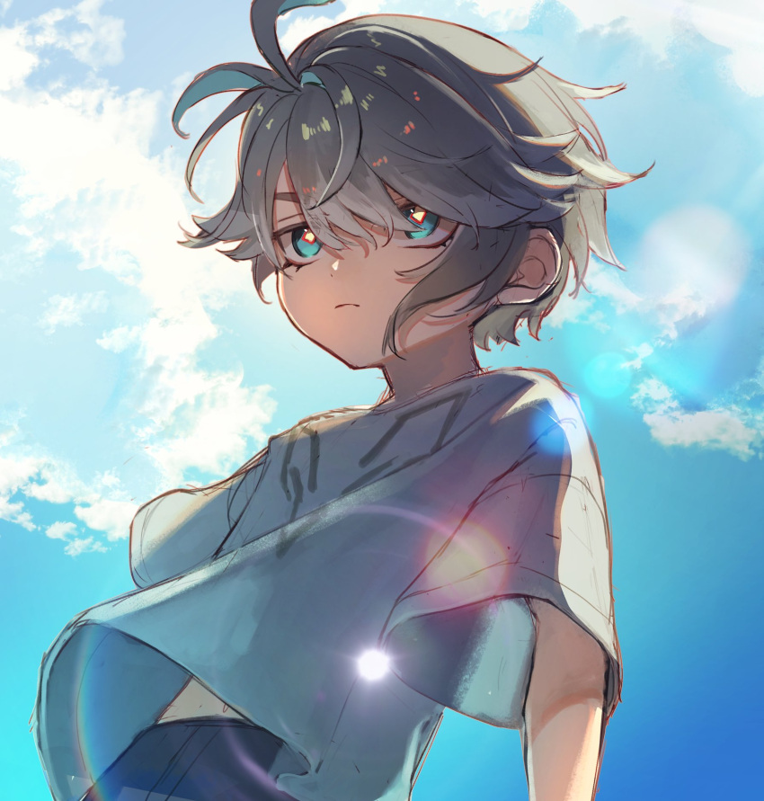 1boy aged_down alhaitham_(genshin_impact) antenna_hair blue_sky child closed_mouth cloud commentary_request day from_below frown genshin_impact green_eyes green_hair grey_hair hair_between_eyes highres lens_flare male_focus outdoors parted_bangs serious shirt short_hair short_sleeves sky solo swept_bangs t-shirt v-shaped_eyebrows white_shirt yonaga_tsuki25