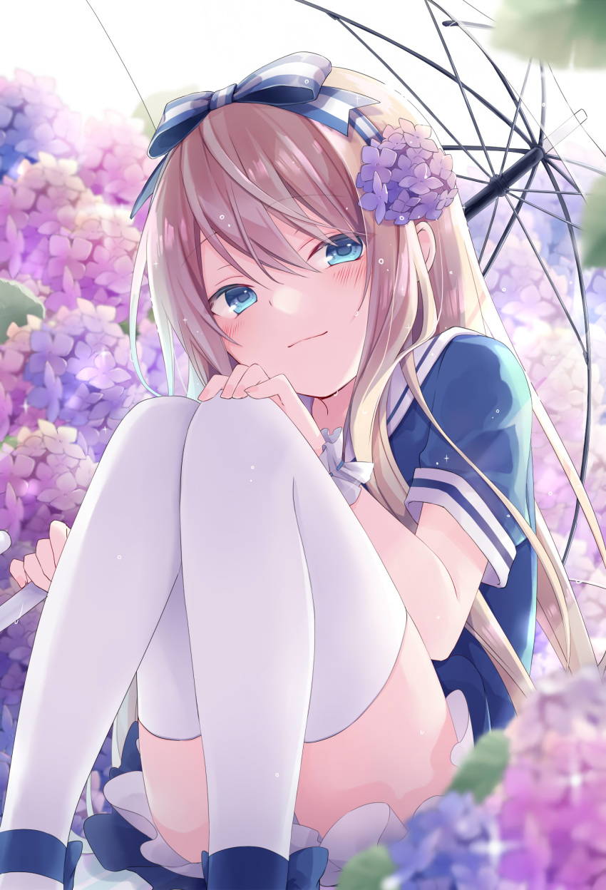 1girl bangs blue_bow blue_dress blue_eyes blue_flower blurry blurry_foreground blush bow brown_hair closed_mouth commentary depth_of_field dress emori_miku_project emu_alice eyebrows_visible_through_hair feet_out_of_frame flower hair_between_eyes hair_bow hair_flower hair_ornament hand_on_own_knee highres holding holding_umbrella knees_together_feet_apart knees_up kuroi_(liar-player) long_hair painttool_sai_(medium) pink_flower purple_flower sailor_collar sailor_dress short_sleeves sitting smile solo striped striped_bow symbol_commentary thighhighs transparent transparent_umbrella umbrella very_long_hair wet wet_hair white_legwear white_sailor_collar wisteria wrist_cuffs