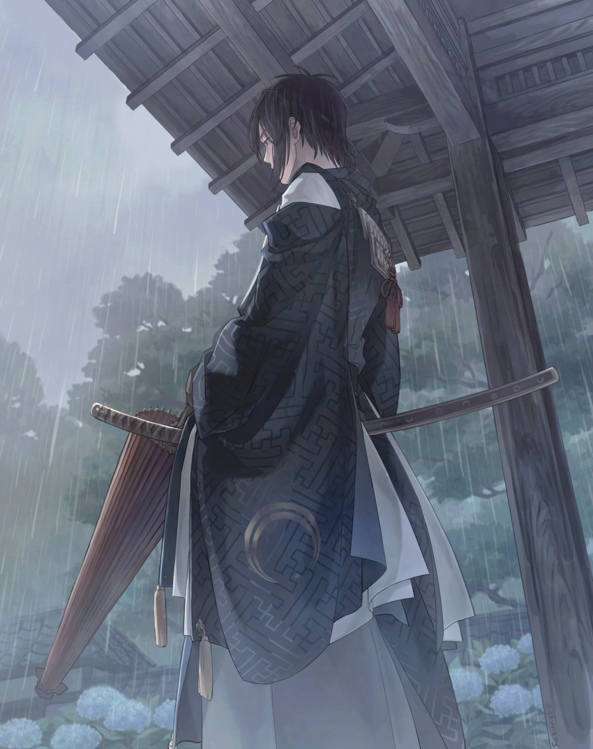 1boy architecture black_hair blue_eyes east_asian_architecture flower from_below hakama highres hydrangea japanese_clothes kariginu katana male_focus mikazuki_munechika oriental_umbrella rain sayagata sheath sheathed suzuneko-rin sword touken_ranbu tree umbrella weapon