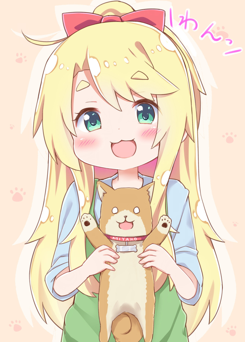 1girl :3 absurdres bangs blonde_hair blue_shirt blush bow character_name child collar commentary dog dog_collar dress esureki eyebrows_visible_through_hair green_dress green_eyes hair_bow highres himesaka_noa holding_dog long_hair looking_at_viewer miyako_(dog) o_o open_mouth paw_print red_bow shirt standing watashi_ni_tenshi_ga_maiorita!