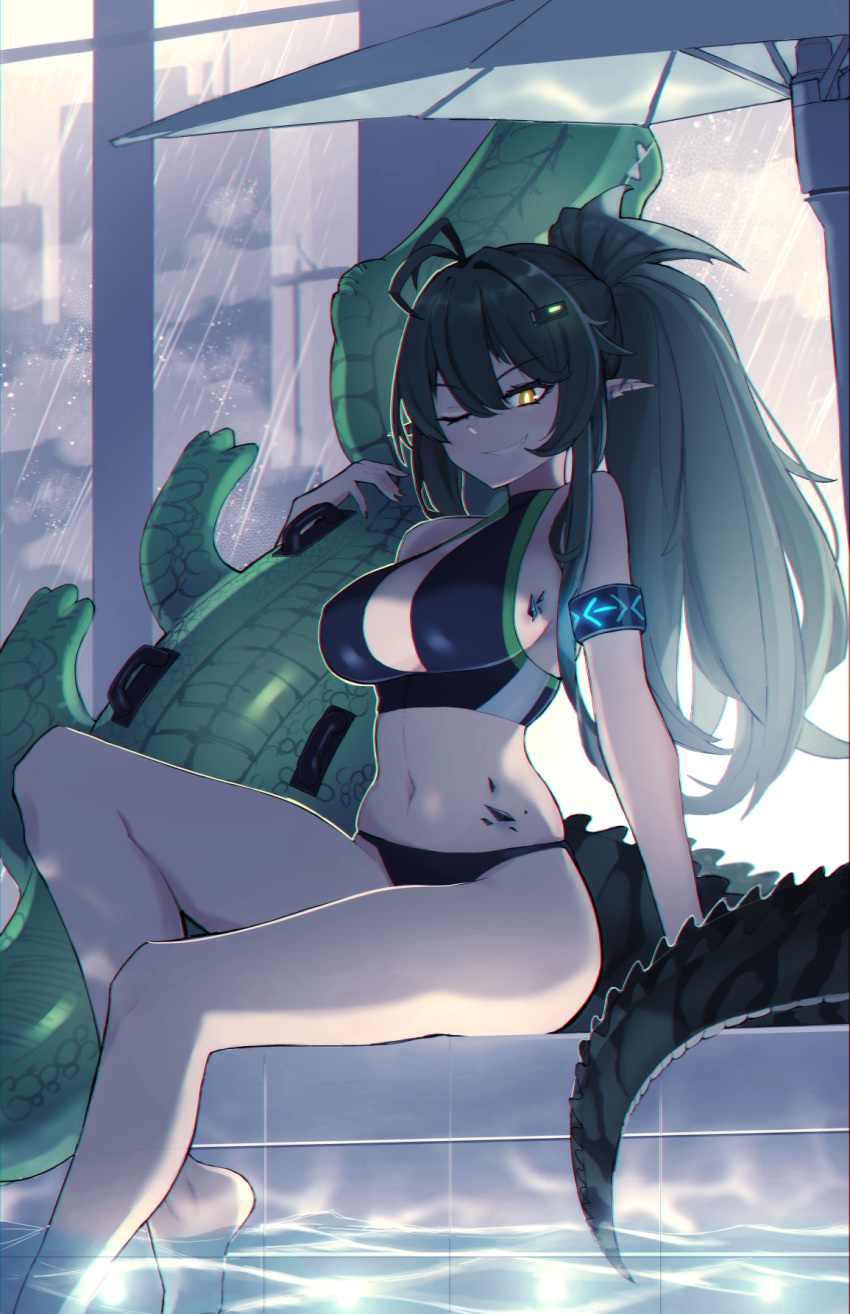 1girl alternate_hairstyle antenna_hair arknights armband bangs bare_arms bare_legs bare_shoulders barefoot bikini black_bikini black_hair breasts commentary eyebrows_visible_through_hair gavial_(arknights) grin hair_between_eyes highres inflatable_crocodile inflatable_toy large_breasts long_hair long_ponytail looking_at_viewer navel one_eye_closed ore_lesion_(arknights) ponytail pool psidubs sitting smile soaking_feet solo stomach swimsuit thighs umbrella water yellow_eyes