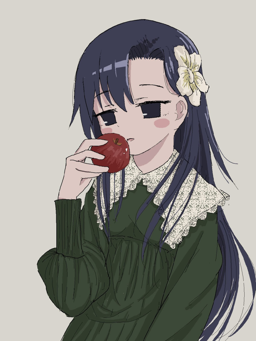 1girl dress flower food fruit goshiki_agiri green_dress grey_background hair_flower hair_ornament hand_up highres holding holding_food holding_fruit jitome kill_me_baby long_hair long_sleeves nadegata parted_lips purple_eyes purple_hair red_apple simple_background solo upper_body