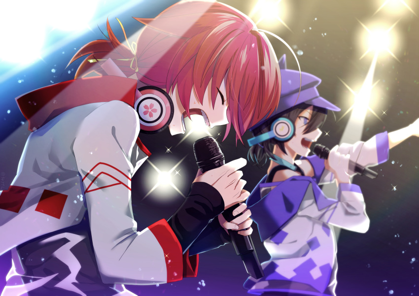 2boys :d arm_up black_hair black_shirt blue_eyes blue_headwear blue_jacket blurry blurry_background closed_eyes collar commentary_request hair_between_eyes hair_ornament hair_ribbon hanasaki_miyabi hat headphones headphones_around_neck highres holding holding_microphone holostars jacket kanade_izuru light looking_to_the_side male_focus microphone mudo_(saji) multicolored multicolored_clothes multicolored_jacket multiple_boys music open_mouth red_hair red_jacket ribbon shirt singing smile tied_hair virtual_youtuber white_jacket