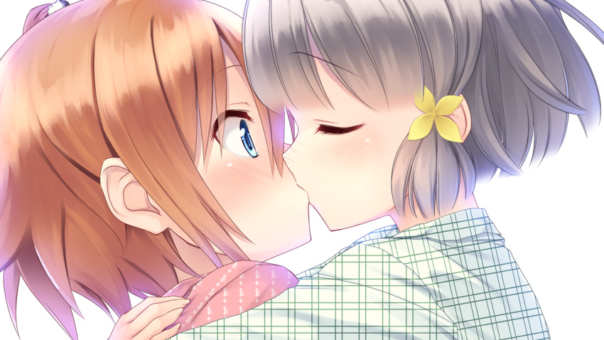 aragaki_akira blue_eyes blush close game_cg gray_hair hiraoka_mutsuki kamitsure_~7_no_nijou_fushigi~ kiss mizuki_kotora orange_hair pajamas short_hair shoujo_ai twintails