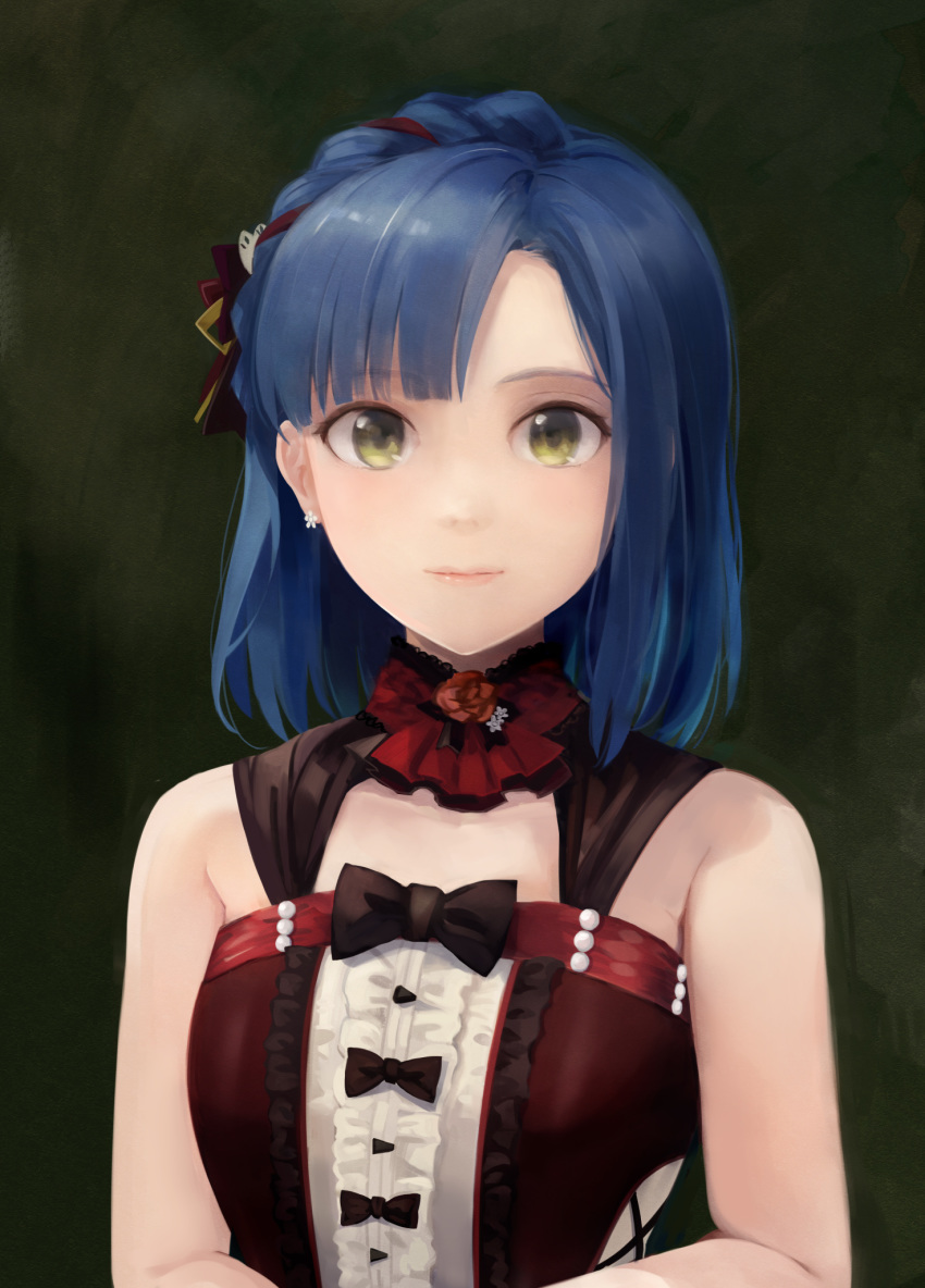 1girl asymmetrical_bangs bangs blue_hair closed_mouth earrings green_background green_eyes highres hinoshita_akame idolmaster idolmaster_million_live! jewelry looking_at_viewer nanao_yuriko shiny shiny_hair short_hair sleeveless smile solo upper_body