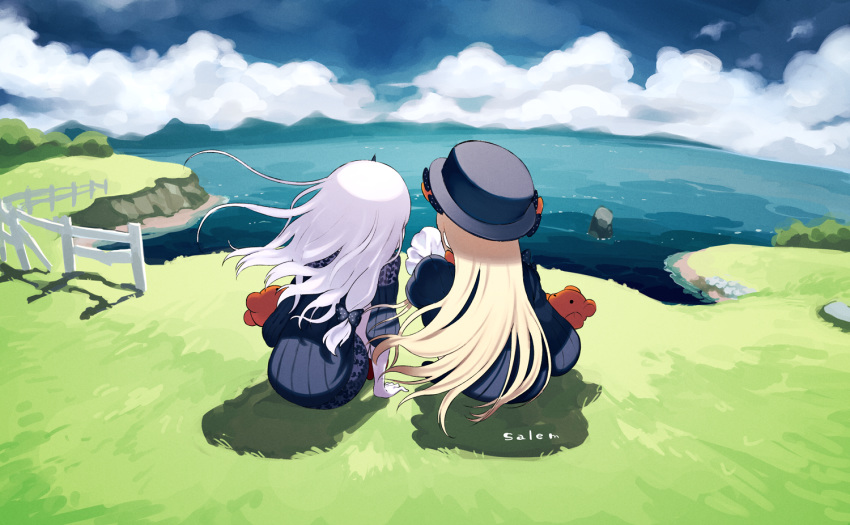 2girls abigail_williams_(fate/grand_order) black_bow black_dress black_headwear blonde_hair blue_sky bow dress fate/grand_order fate_(series) grass hair_bow hat horns lavinia_whateley_(fate/grand_order) long_hair multiple_bows multiple_girls ocean orange_bow outdoors polka_dot polka_dot_bow ribbed_dress single_horn sky sleeves_past_fingers sleeves_past_wrists squatting stuffed_animal stuffed_toy teddy_bear tetsu_(teppei) white_hair