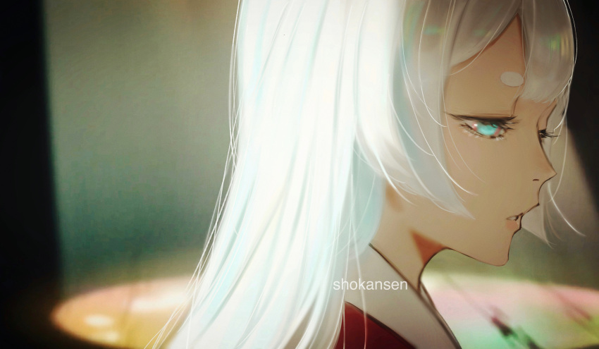 1girl absurdres aqua_eyes biwa_(heike_monogatari) close-up expressionless heike_monogatari highres hikimayu hime_cut japanese_clothes kimono light long_hair parted_lips profile red_kimono shokansen short_eyebrows solo white_hair