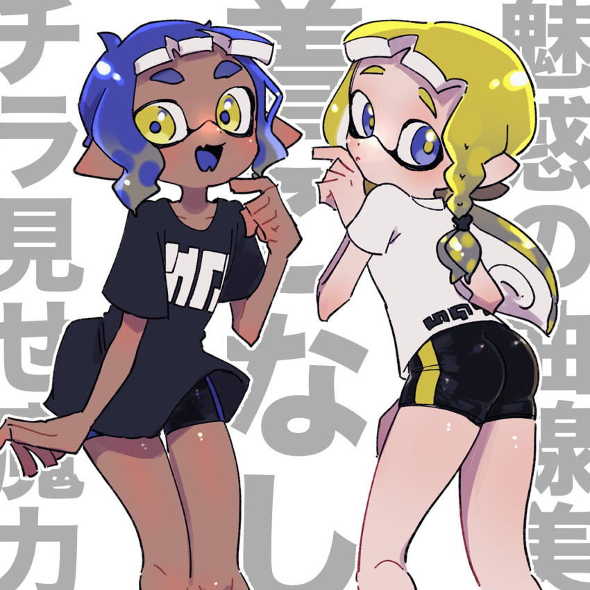 2girls :d ass bike_shorts black_shirt black_shorts blonde_hair blue_eyes blue_hair blue_pupils braid closed_mouth commentary_request dark-skinned_female dark_skin fangs highres inkling inkling_girl inkling_player_character long_hair looking_at_viewer looking_back multiple_girls open_mouth ore_is_xtai pointy_ears print_shirt shirt short_hair short_shorts shorts simple_background single_braid skin_fangs smile splatoon_(series) splatoon_3 standing tentacle_hair thick_eyebrows translation_request white_background white_shirt yellow_eyes yellow_pupils