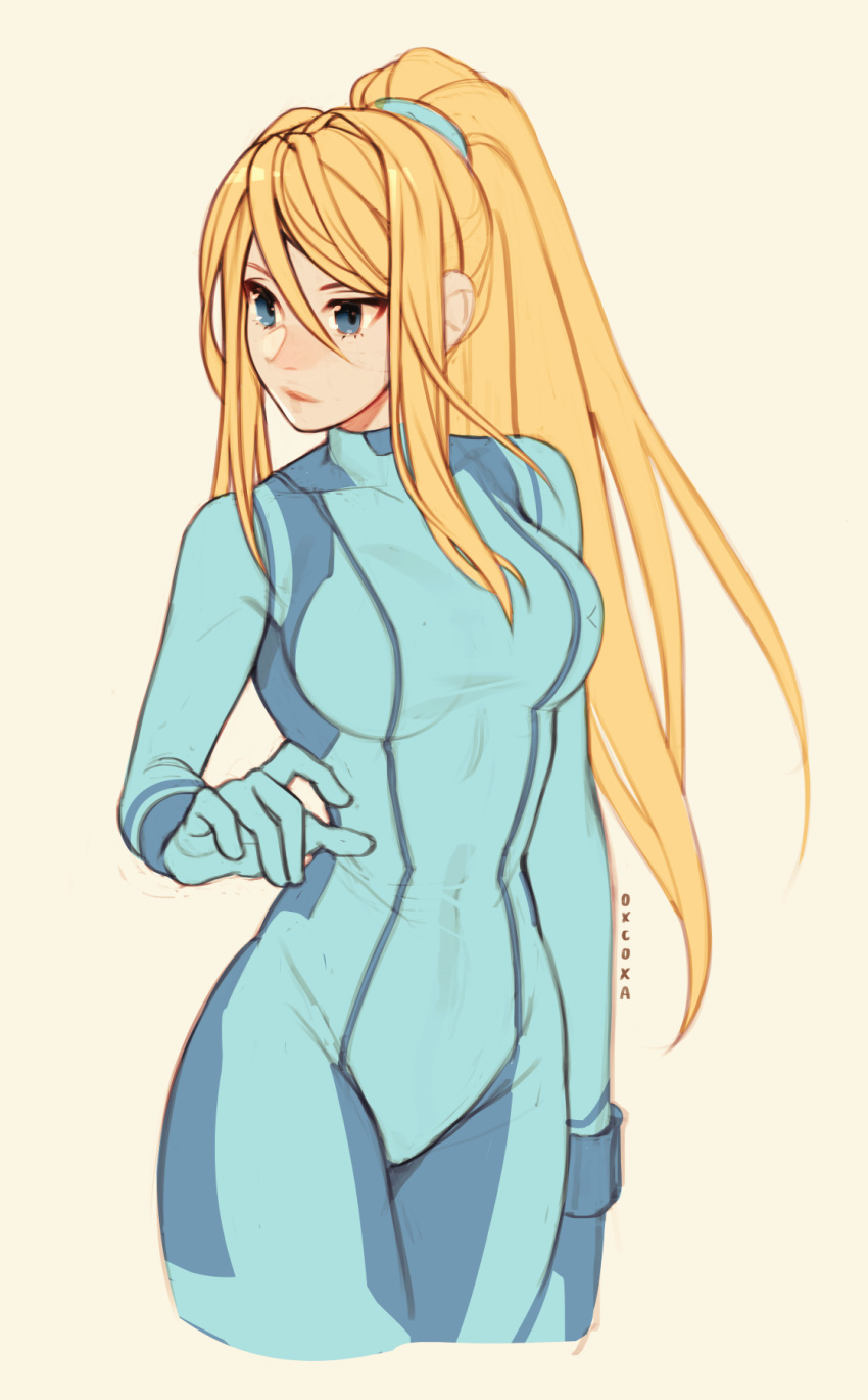 1girl artist_name blonde_hair blue_bodysuit blue_eyes bodysuit breasts closed_mouth cowboy_shot cropped_legs hair_between_eyes highres lips long_hair metroid oxcoxa ponytail samus_aran sidelocks simple_background skin_tight solo standing yellow_background zero_suit