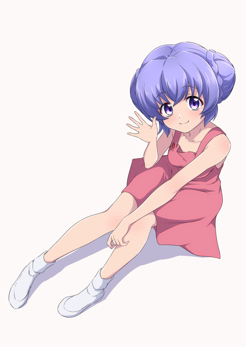 1girl absurdres alternate_costume alternate_hairstyle bare_arms blush closed_mouth collarbone commentary_request double_bun dress dutch_angle full_body hair_between_eyes hair_bun hand_up hanyuu highres higurashi_no_naku_koro_ni knees_together_feet_apart knees_up looking_at_viewer looking_up nishizuki_shino pinafore_dress pink_dress purple_eyes purple_hair simple_background sleeveless sleeveless_dress smile solo tareme waving white_background