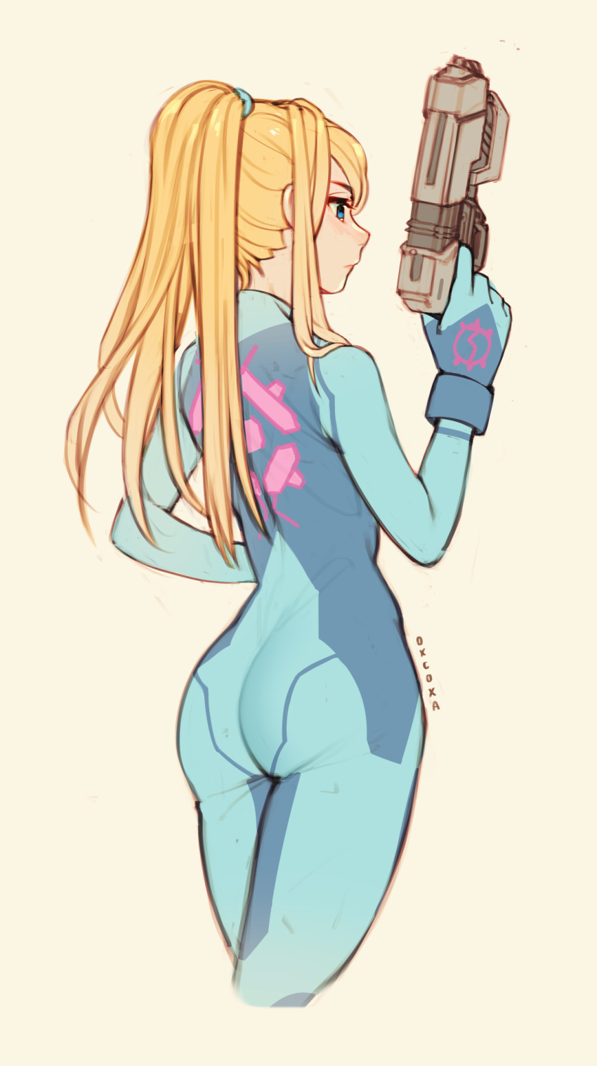 1girl ass blonde_hair blue_eyes bodysuit breasts cropped_legs from_behind gloves hair_tie hand_up highres holding holding_weapon large_breasts long_hair metroid oxcoxa ponytail samus_aran skin_tight solo weapon zero_suit