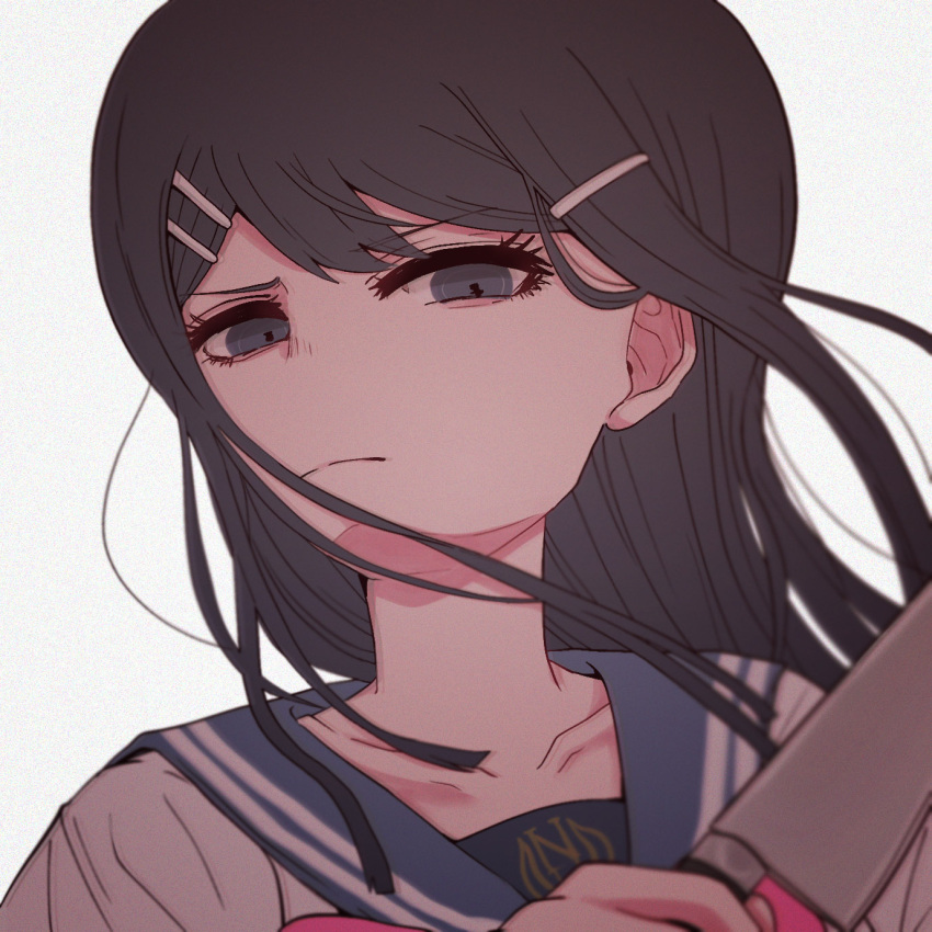 1girl black_eyes black_hair blue_sailor_collar closed_mouth danganronpa:_trigger_happy_havoc danganronpa_(series) frown grey_background grey_shirt hair_ornament hairclip hand_up highres holding holding_knife knife long_hair maizono_sayaka neri_ume sailor_collar shirt simple_background solo