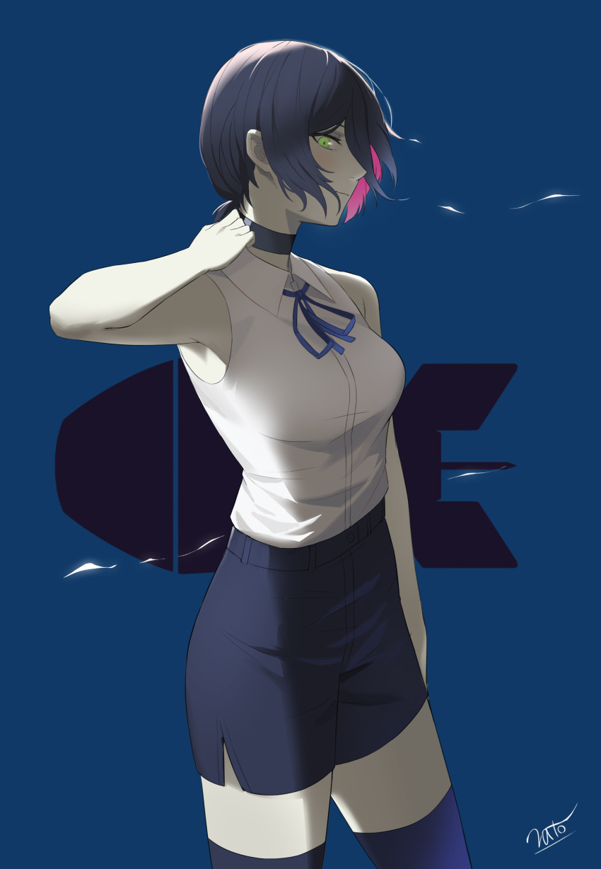 1girl absurdres arm_at_side arm_up armpits bare_shoulders black_choker black_hair black_legwear black_shorts blue_background blue_ribbon breasts chainsaw_man choker collared_shirt green_eyes gy_(l964625780) highres looking_at_viewer medium_breasts medium_hair reze_(chainsaw_man) ribbon shirt shirt_tucked_in shorts signature simple_background solo thighhighs white_shirt