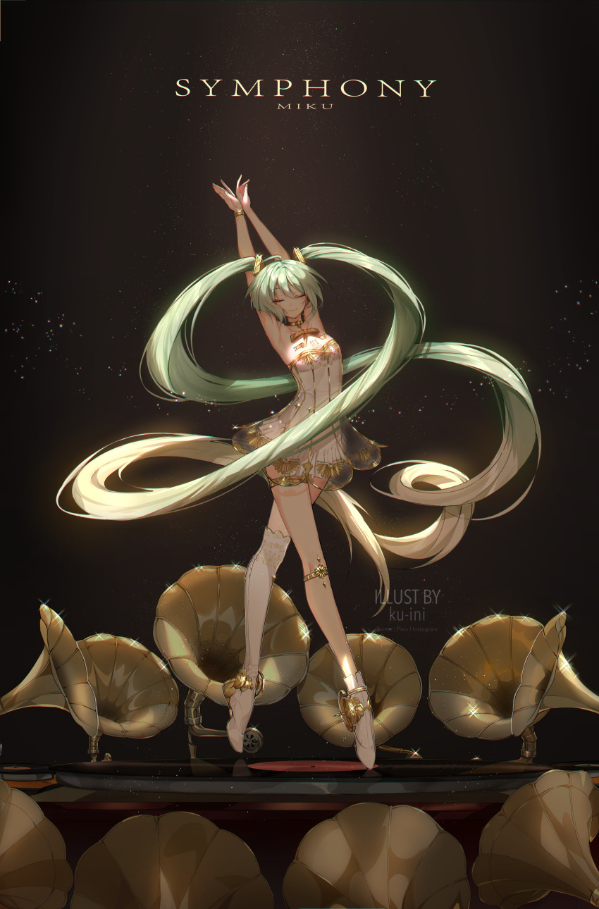 1girl absurdres ahoge armpits arms_up asymmetrical_legwear ballerina bangs bare_shoulders black_background blonde_hair bracelet breasts character_name choker collarbone dancing dress elbow_gloves english_commentary facing_viewer floating_hair full_body gloves green_hair hair_ornament hatsune_miku highres huge_filesize jewelry ku-ini layered_dress light_particles long_hair miku_symphony_(vocaloid) own_hands_together phonograph plantar_flexion ribbon see-through single_sock single_thighhigh small_breasts smile socks solo sparkle standing strapless strapless_dress thighhighs thighlet twintails very_long_hair vocaloid white_dress white_footwear white_gloves white_legwear yellow_ribbon