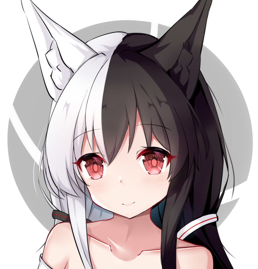 1girl alice_mana alice_mana_channel animal_ear_fluff animal_ears bangs bare_shoulders black_hair blush closed_mouth collarbone commentary_request eyebrows_visible_through_hair fox_ears grey_background hair_between_eyes hair_ornament highres long_hair looking_at_viewer multicolored_hair nagato-chan red_eyes smile solo two-tone_background two-tone_hair upper_body virtual_youtuber white_background white_hair