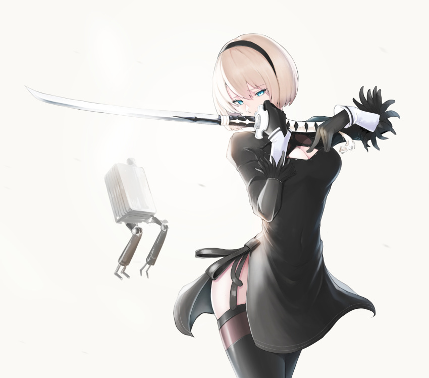 1girl bangs black_dress black_gloves black_hairband black_legwear blonde_hair breasts cleavage cleavage_cutout commentary_request covered_navel cowboy_shot dress gloves hairband hands_up highres katana long_sleeves medium_breasts nier_(series) nier_automata no_blindfold pod_(nier_automata) short_hair side_slit simple_background skindentation solo sword thighhighs weapon white_background yorha_no._2_type_b yuuge_ningen