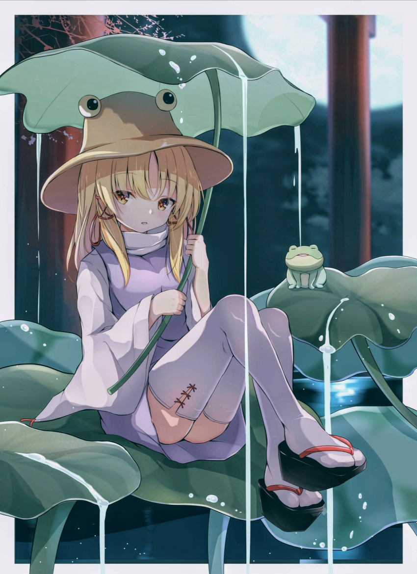 1girl arms_up bangs blonde_hair brown_headwear clog_sandals commentary_request eyebrows_visible_through_hair eyes_visible_through_hair frog hair_between_eyes hat high_collar highres holding holding_leaf iyo_(ya_na_kanji) knees_up leaf leaf_umbrella light_blush lily_pad long_sleeves looking_at_viewer medium_hair moriya_suwako parted_bangs parted_lips purple_skirt purple_vest shirt sidelocks sitting skirt solo thighhighs touhou vest water water_drop white_legwear white_shirt wide_sleeves yellow_eyes