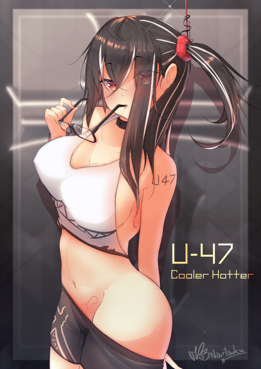 1girl ass azur_lane black_hair breasts eyewear_in_mouth eyewear_removed glasses highres large_breasts long_hair looking_at_viewer mouth_hold multicolored_hair nar_ntk navel red_eyes shirt simple_background solo tattoo thighs u-47_(azur_lane)