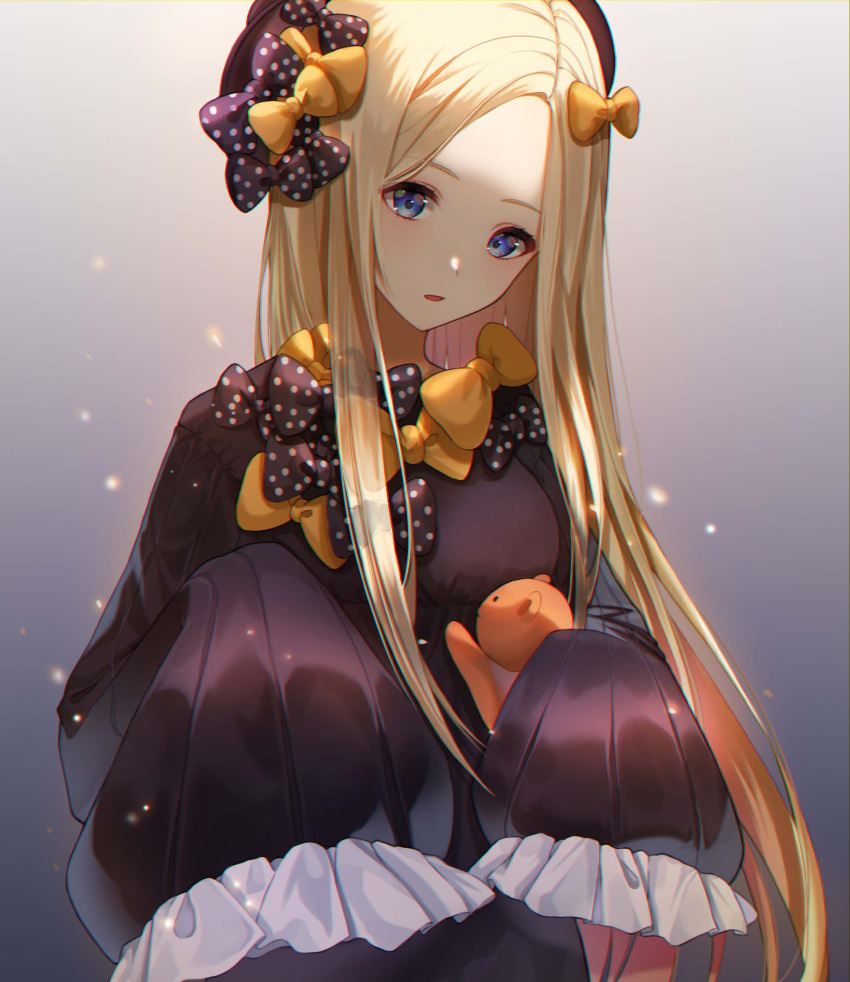 1girl abigail_williams_(fate/grand_order) absurdres ame_816 bangs black_bow black_dress black_headwear blonde_hair blue_eyes blush bow commentary_request dress fate/grand_order fate_(series) forehead frilled_sleeves frills gradient gradient_background hair_bow hat head_tilt highres long_hair long_sleeves looking_at_viewer multiple_hair_bows object_hug orange_bow parted_bangs parted_lips polka_dot polka_dot_bow sleeves_past_fingers sleeves_past_wrists solo striped striped_dress stuffed_animal stuffed_toy teddy_bear