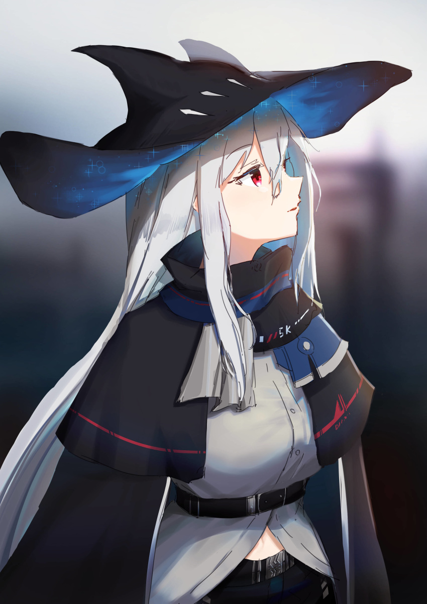 1girl absurdres arknights ascot bangs belt black_headwear black_neckwear black_pants black_shirt black_sleeves blurry blurry_background breasts commentary eyebrows_visible_through_hair grey_jacket hair_between_eyes hat highres jacket long_hair long_sleeves looking_to_the_side medium_breasts pants red_eyes shirt silver_hair skadi_(arknights) sleeveless sleeveless_shirt solo upper_body vchan very_long_hair