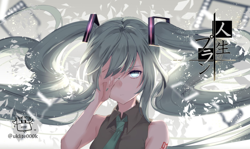 1girl bangs bare_arms bare_shoulders blue_eyes collared_shirt commentary_request eyebrows_behind_hair floating_hair green_hair green_nails green_neckwear grey_background grey_shirt hand_up hatsune_miku long_hair nail_polish necktie one_eye_covered shirt sleeveless sleeveless_shirt solo translation_request twintails twitter_username upper_body vocaloid yuuki_kira