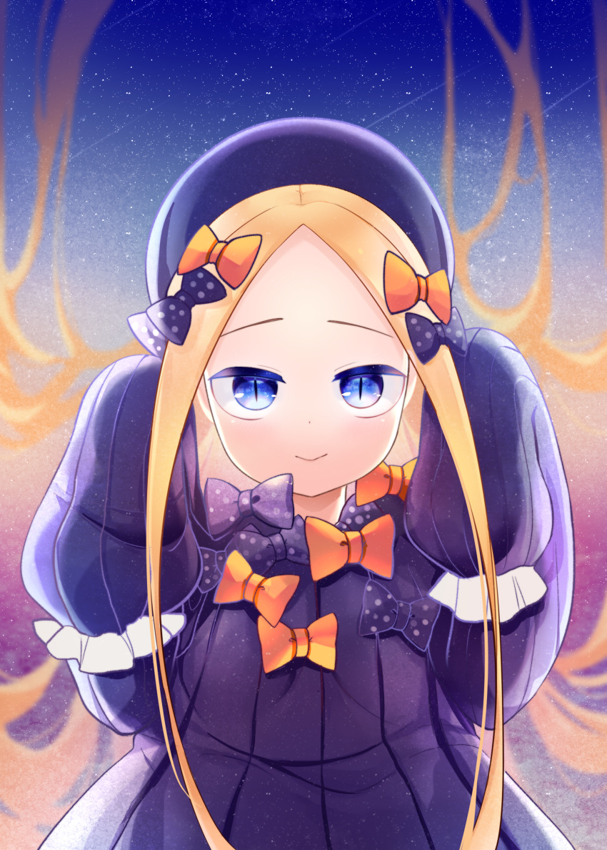 1girl abigail_williams_(fate/grand_order) absurdres bangs black_bow black_dress black_headwear blonde_hair blue_eyes blush bow closed_mouth commentary_request dress fate/grand_order fate_(series) forehead hair_bow hands_up hat highres kiri_sakura long_hair long_sleeves looking_at_viewer orange_bow parted_bangs polka_dot polka_dot_bow sleeves_past_fingers sleeves_past_wrists smile solo starry_background upper_body very_long_hair