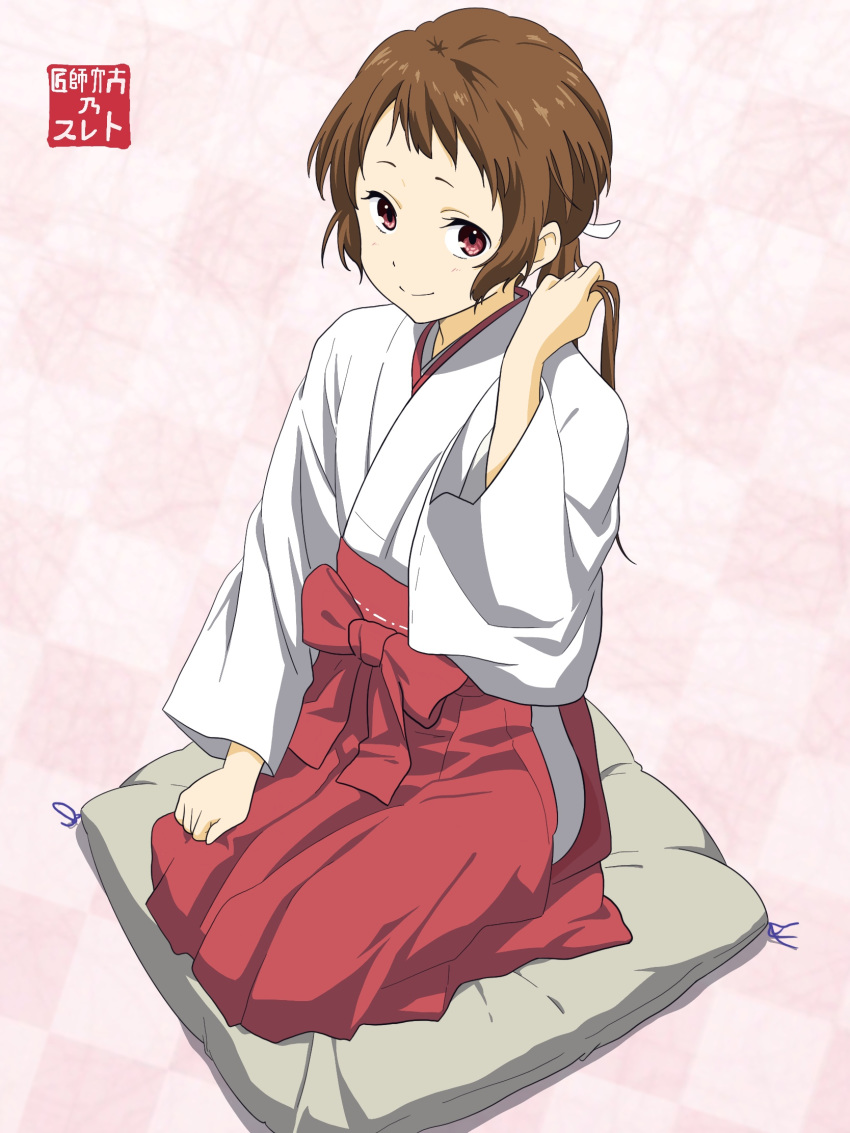 1girl alternate_hair_length alternate_hairstyle bow brown_hair closed_mouth dai_suke_judo_bjj full_body hakama highres hyouka ibara_mayaka japanese_clothes kimono kneeling long_hair long_sleeves low_ponytail miko pillow pink_background ponytail red_bow red_eyes red_hakama shiny shiny_hair smile solo white_kimono