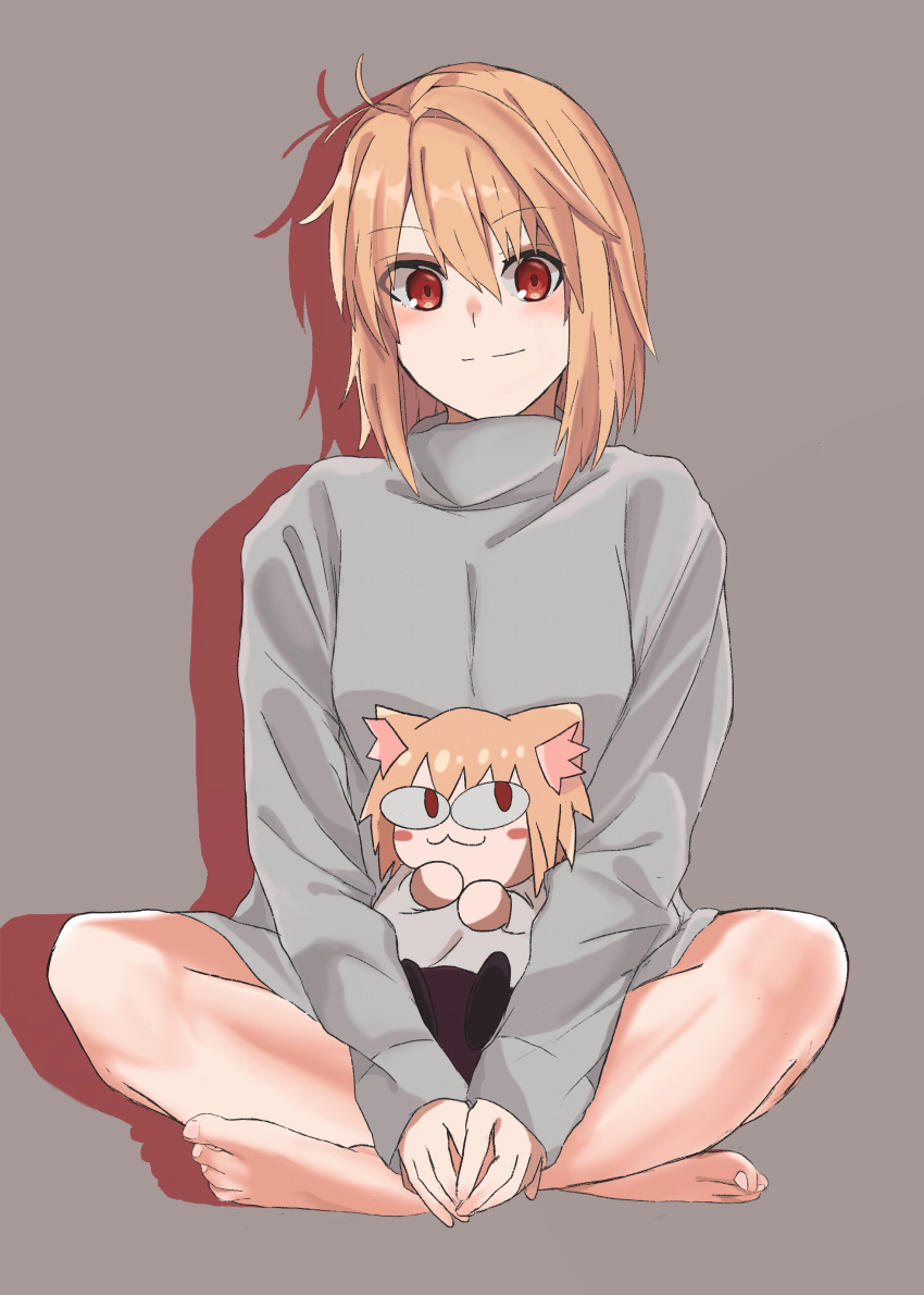 1girl :3 absurdres animal_ear_fluff arcueid_brunestud barefoot blonde_hair blush blush_stickers grey_background grey_sweater hair_between_eyes highres indian_style looking_at_viewer nekoarc pikaremon red_eyes short_hair sitting smile solo sweater tsukihime