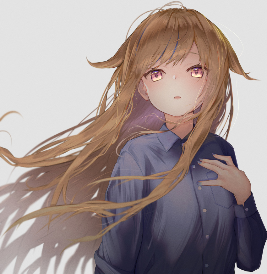 1girl absurdres bangs blonde_hair blue_shirt blurry blush bug collared_shirt depth_of_field dress_shirt eyebrows_visible_through_hair firefly floating_hair fugutai_ten grey_background hand_on_own_chest highres himehina_channel huge_filesize insect long_hair long_sleeves looking_at_viewer messy_hair night open_mouth outdoors pink_nails shirt simple_background solo suzuki_hina upper_body very_long_hair virtual_youtuber