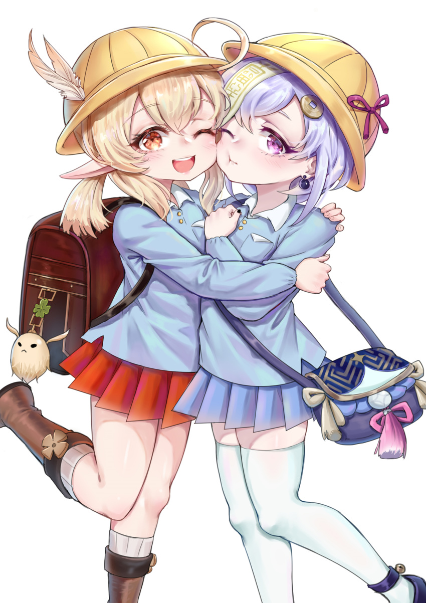 2girls ;d ;t ahoge ai_hua_hua_de_tianxian_baobao alternate_costume backpack bag bag_charm black_footwear blonde_hair blue_shirt blue_skirt blush boots brown_footwear charm_(object) closed_mouth collared_shirt feathers genshin_impact hair_ornament hat hat_feather highres hug kindergarten_uniform klee_(genshin_impact) knee_boots kneehighs long_hair low_twintails multiple_girls ofuda one_eye_closed open_mouth pleated_skirt pointy_ears purple_eyes purple_hair qiqi red_eyes red_skirt ribbed_legwear school_hat shirt shoes shoulder_bag sidelocks simple_background skirt smile standing standing_on_one_leg thighhighs twintails white_background white_feathers white_legwear white_shirt yellow_headwear