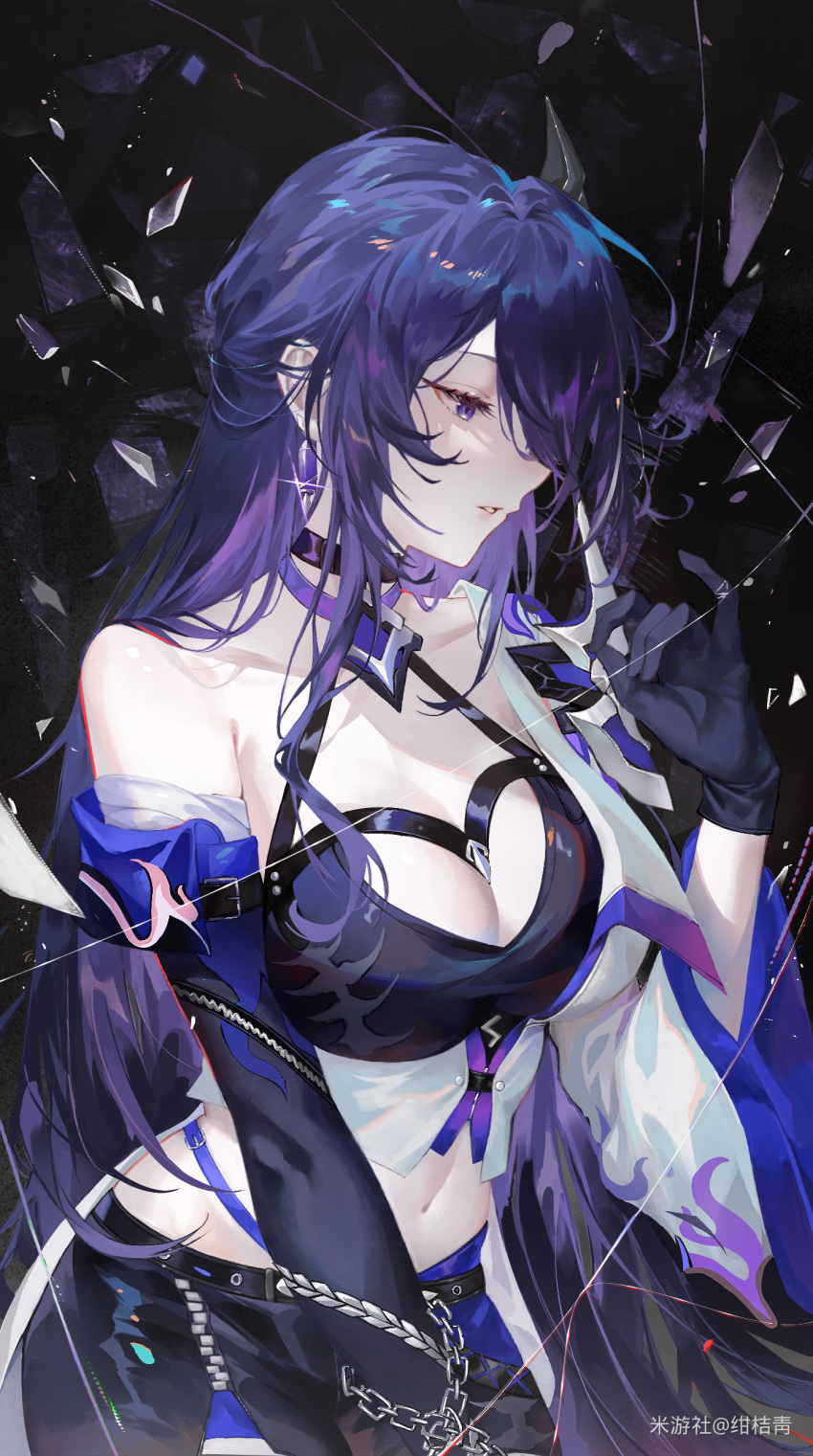 1girl absurdres acheron_(honkai:_star_rail) black_choker black_gloves black_shorts breasts chain choker cleavage coat coattails detached_sleeves earrings glass_shards gloves hand_up highres honkai:_star_rail honkai_(series) jewelry ju_you_mio long_hair midriff multicolored_hair navel purple_eyes purple_hair short_shorts shorts single_bare_shoulder single_earring solo stomach streaked_hair white_coat