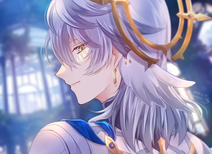 1boy artist_name blurry blurry_background closed_mouth dated earrings feathered_wings from_behind gold_earrings grey_hair hair_between_eyes halo halo_behind_head head_wings highres honkai:_star_rail honkai_(series) indoors jacket jewelry kisaragi_nazuna looking_at_viewer looking_back male_focus medium_hair smile solo sunday_(honkai:_star_rail) upper_body white_jacket wings yellow_eyes