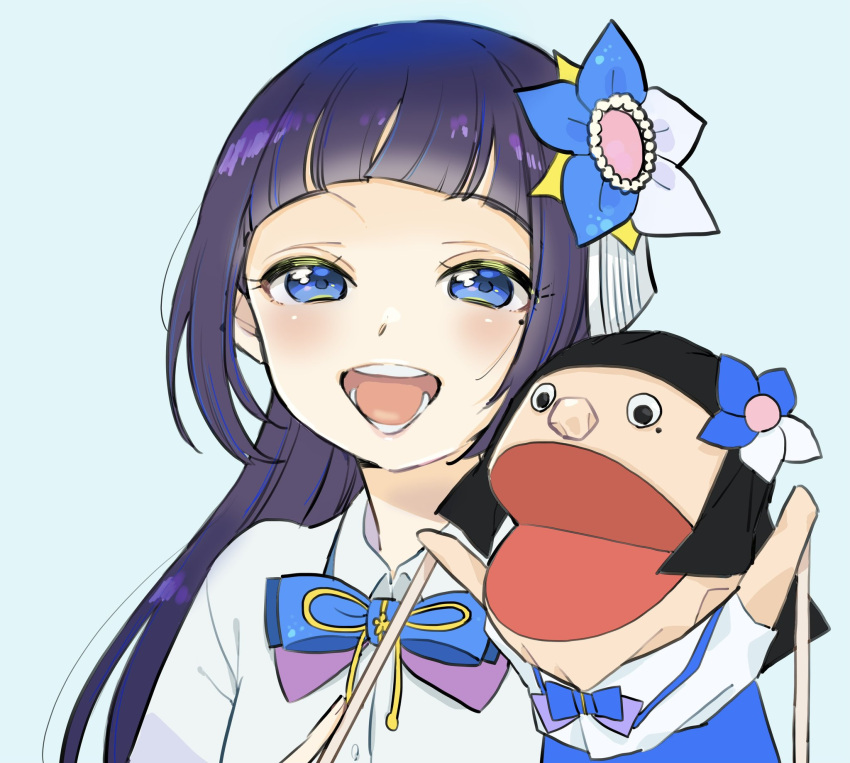 1girl aoi_ch. black_hair blue_background blue_bow blue_bowtie blue_eyes blue_flower blunt_bangs blush bow bowtie collared_shirt commentary_request flower fuji_aoi hair_flower hair_ornament half-closed_eyes hand_puppet highres long_hair looking_at_viewer mole mole_under_eye ohitori_(o_hitori_sama_1) open_mouth puppet puppeteering purple_bow purple_bowtie raised_eyebrows shirt simple_background smile solo teeth upper_body virtual_youtuber white_shirt