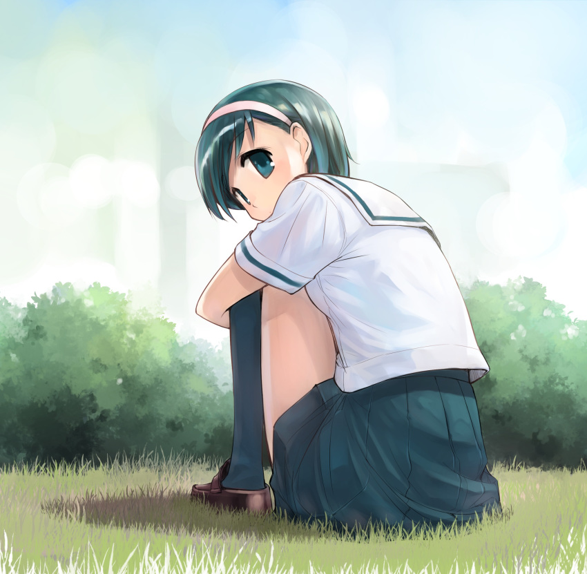 1girl bangs black_eyes black_hair black_legwear black_skirt blouse blue_sky brown_footwear bush commentary_request from_behind grass hairband highres ikeda_jun_(mizutamari) kneehighs leg_hug loafers looking_at_viewer looking_back miniskirt original outdoors pleated_skirt redrawn school_uniform serafuku shadow shoes short_hair short_sleeves sitting skirt sky solo white_blouse white_hairband