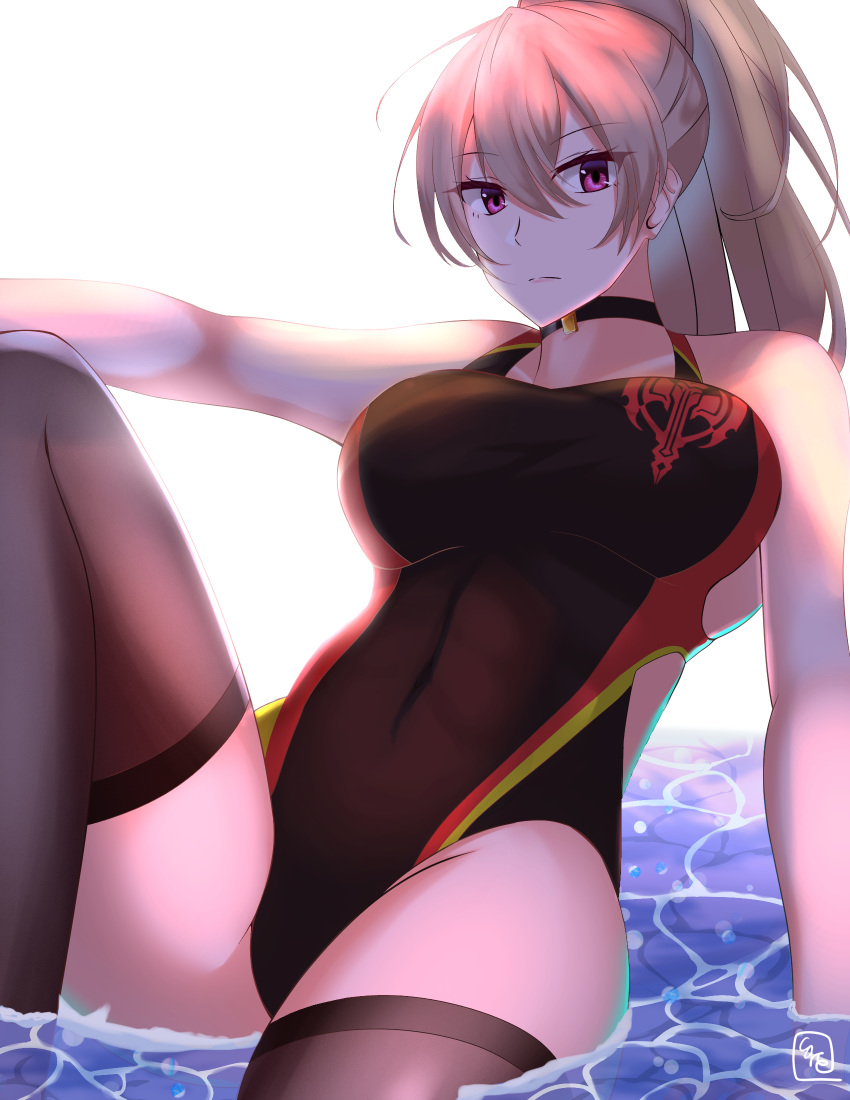 1girl alternate_breast_size alternate_costume azur_lane black_choker breasts choker competition_swimsuit core1013 eyebrows_visible_through_hair hair_between_eyes highres jean_bart_(azur_lane) large_breasts light_brown_hair long_hair looking_at_viewer one-piece_swimsuit partially_submerged ponytail purple_eyes simple_background sitting solo swimsuit thighhighs vichya_dominion_(emblem) water white_background