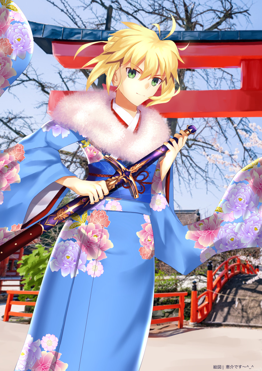 1girl absurdres ahoge alternate_costume artoria_pendragon_(all) blonde_hair bridge caliburn fate/grand_order fate_(series) floral_print fur-trimmed_kimono fur_trim green_eyes hair_between_eyes highres japanese_clothes keisuke_desu~ kimono obi photo_background saber sash short_hair smile solo torii wide_sleeves