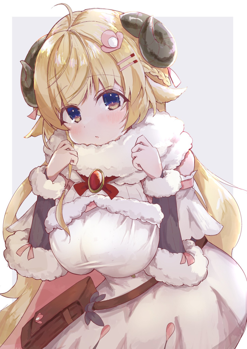 1girl ahoge animal_ears bag blonde_hair blush bow bowtie breasts brooch cape closed_mouth commentary cowboy_shot detached_sleeves dress eyebrows_visible_through_hair fur-trimmed_dress fur_trim grey_eyes hair_ornament hairclip handbag highres hololive horns inaba_reito jewelry large_breasts long_hair looking_at_viewer parted_lips pink_cape purple_eyes red_neckwear ribbed_sleeves sheep_ears sheep_horns simple_background solo tsunomaki_watame virtual_youtuber white_background white_dress