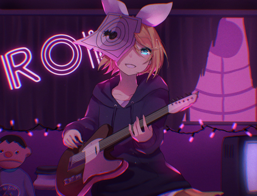 1girl aryuma772 blonde_hair blue_eyes blue_hoodie bow christmas_lights curtains doll grin guitar hair_bow highres holding holding_instrument hood hoodie indoors instrument kagamine_rin looking_at_viewer music neon_lights one_eye_covered paper_on_head playing_instrument roki_(vocaloid) short_hair smile target television upper_body vocaloid white_bow