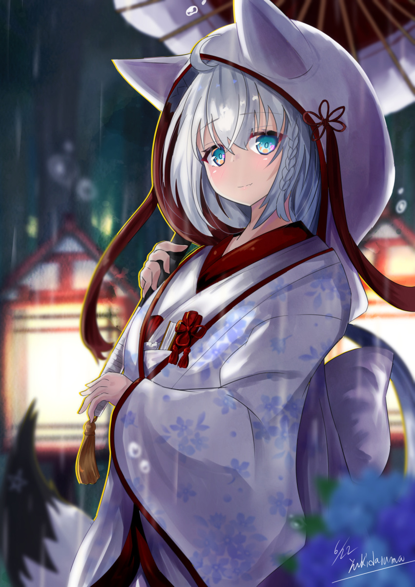 1girl ahoge animal_ears blue_eyes braid cowboy_shot dated fan folding_fan fox_ears fox_tail highres holding holding_umbrella hololive house japanese_clothes kimono knot light_smile looking_at_viewer night oil-paper_umbrella outdoors rain shirakami_fubuki signature solo tail tassel uchikake umbrella virtual_youtuber white_background white_kimono yukidaruma718