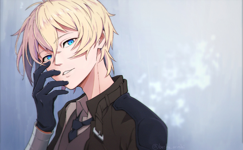 1boy belt billy_the_kid_(fate/grand_order) black_gloves black_neckwear blonde_hair blue_eyes brown_vest collared_shirt fate/grand_order fate_(series) gloves grey_background hand_on_own_cheek hand_on_own_face highres jitome light_particles light_smile lips looking_at_viewer male_focus shirt short_hair shoulder_pads signature smug solo tan_shirt teeth thunderstriker vest