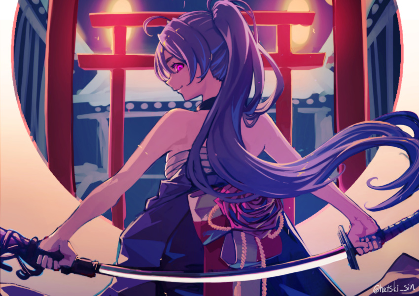 1girl artist_name azur_lane bare_shoulders flower halterneck hatski.sin highres holding holding_sheath holding_sword holding_weapon jean_bart_(azur_lane) jean_bart_(first_snow_upon_the_cutlass's_edge)_(azur_lane) katana long_hair looking_at_viewer looking_back ponytail purple_eyes sarashi sheath smile solo sword torii unsheathing upper_body very_long_hair weapon