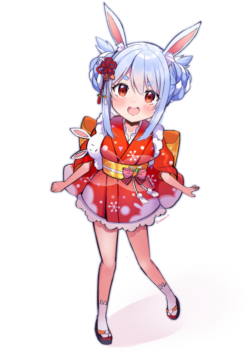 1girl :d animal_ear_fluff animal_ears artist_name back_bow bangs blue_hair blush bow braid braided_bun breasts bunny_ears commentary_request don-chan_(usada_pekora) eyebrows_visible_through_hair full_body hair_between_eyes highres hololive japanese_clothes kimono long_hair looking_at_viewer medium_breasts multicolored_hair open_mouth orange_bow orange_eyes red_footwear red_kimono round_teeth sandals sasha_chii short_sleeves sidelocks simple_background sleeves_past_elbows smile solo standing tabi teeth thick_eyebrows two-tone_hair usada_pekora v-shaped_eyebrows virtual_youtuber white_background white_hair white_legwear wide_sleeves yukata