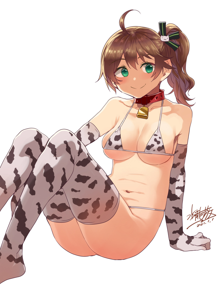 1girl absurdres ahoge animal_print arm_support bare_shoulders bell belt_collar bikini blush breasts brown_hair chinese_zodiac closed_mouth collar cow_print cowbell dated elbow_gloves feet_out_of_frame gloves green_eyes hair_ribbon highres hololive long_hair looking_at_viewer medium_breasts mizuryuu_kei natsuiro_matsuri navel neck_bell one_side_up ribbon signature simple_background smile solo swimsuit thighhighs white_background white_bikini white_gloves white_legwear year_of_the_ox