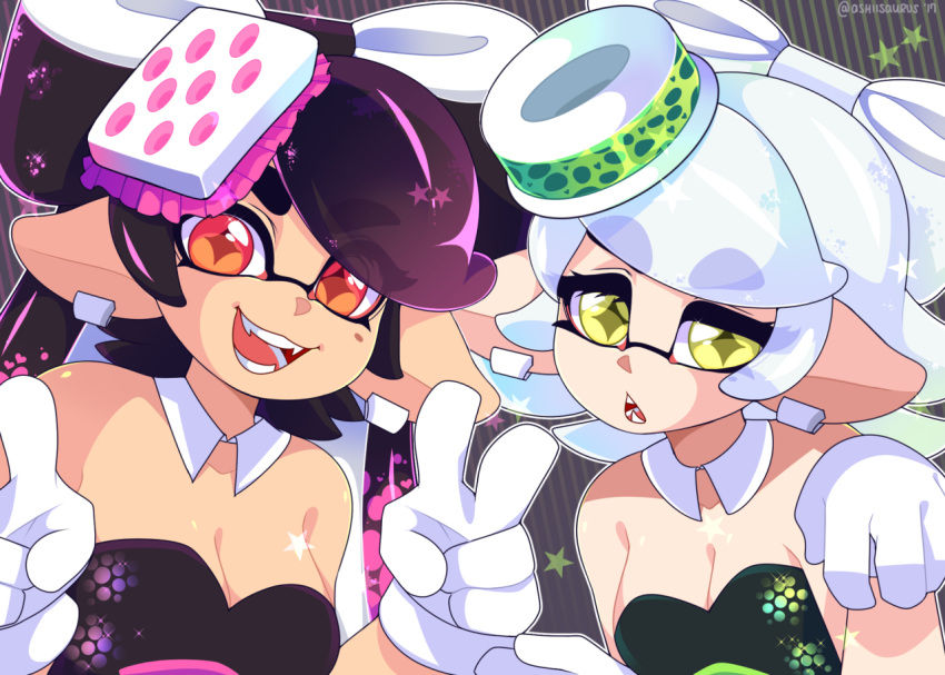 +_+ 2girls :d artist_name black_dress breasts callie_(splatoon) cleavage commentary cousins detached_collar domino_mask double_v dress earrings english_commentary fang fangs food food_on_head gloves horizontal_stripes jewelry long_hair looking_at_viewer marie_(splatoon) mask medium_breasts mole mole_under_eye multiple_girls object_on_head open_mouth orange_eyes paw_pose pointy_ears purple_hair queen_ashi short_hair signature silver_hair smile splatoon_(series) splatoon_1 star_(symbol) strapless strapless_dress striped striped_background sushi tentacle_hair tentacles thick_eyebrows translucent_hair twitter_username v white_gloves yellow_eyes