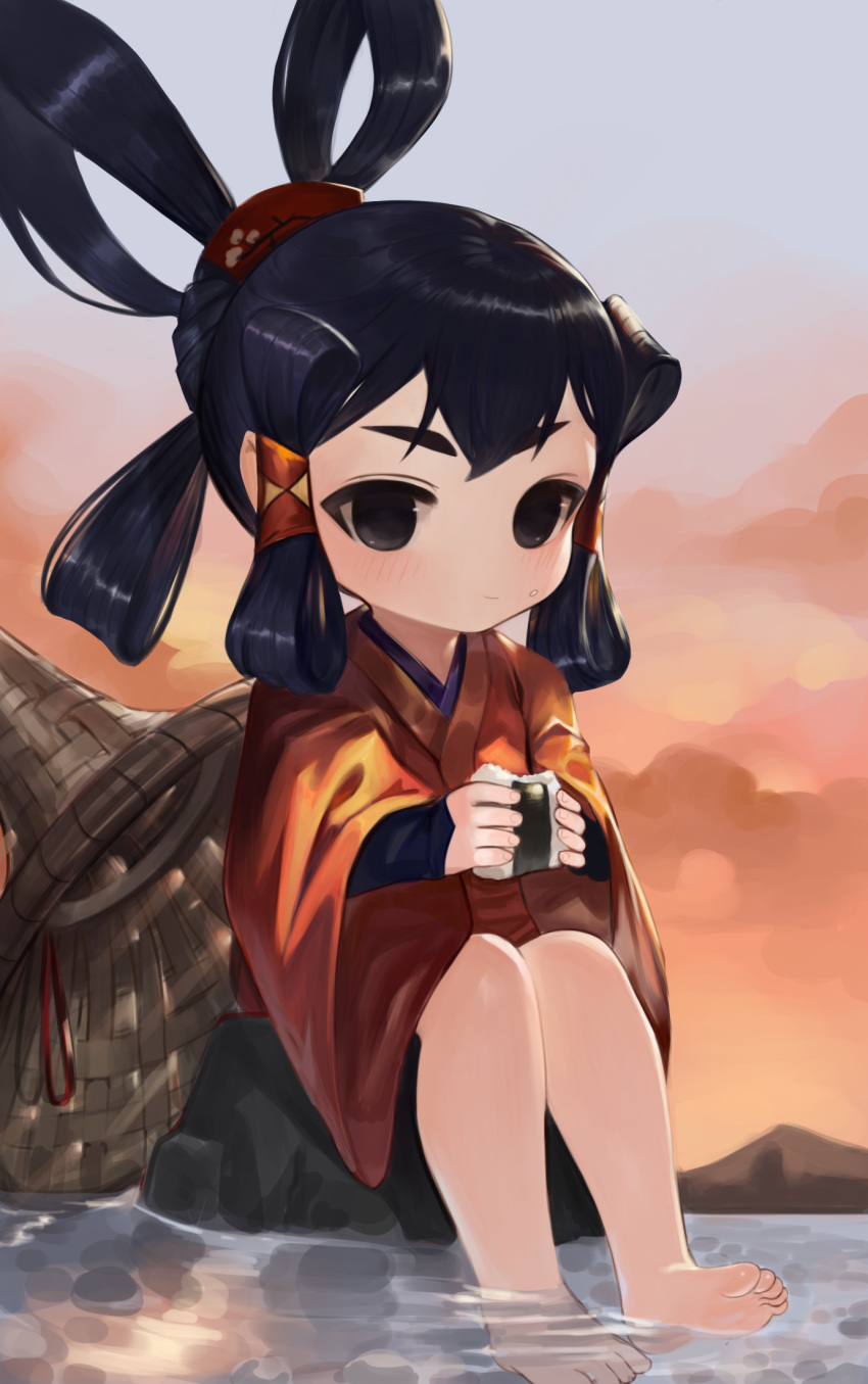 1girl bangs black_eyes black_hair braid brown_headwear closed_mouth dokomon eyebrows_visible_through_hair food food_on_face hair_rings hat hat_removed headwear_removed highres holding holding_food japanese_clothes kimono long_sleeves looking_at_viewer mountain onigiri outdoors red_kimono sakuna-hime sidelocks sitting sleeves_past_wrists soaking_feet solo sunset tensui_no_sakuna-hime thick_eyebrows wide_sleeves