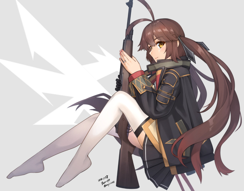 1girl ahoge antenna_hair bangs battle_rifle black_ribbon black_skirt blush brown_hair commentary_request dated eyebrows_visible_through_hair full_body girls_frontline gun hair_between_eyes hair_ribbon holding holding_gun holding_weapon long_hair looking_at_viewer m14 m14_(girls_frontline) mod3_(girls_frontline) no_shoes over-kneehighs pleated_skirt ribbon rifle sarasa_(kanbi) sidelocks skirt smile solo thighhighs twintails twitter_username weapon white_legwear yellow_eyes