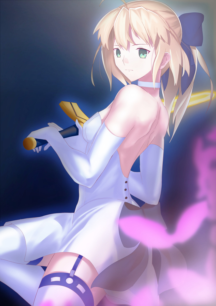 1girl absurdres ahoge artoria_pendragon_(all) back_bow backless_dress backless_outfit bangs black_bow blonde_hair blue_background blue_hairband bow chien0mi choker dress elbow_gloves excalibur_(fate/stay_night) fate/stay_night fate_(series) from_side garter_straps gloves green_eyes hairband highres holding holding_sword holding_weapon long_hair saber shoulder_blades sleeveless sleeveless_dress solo strapless strapless_dress sword thighhighs weapon white_choker white_dress white_gloves white_legwear
